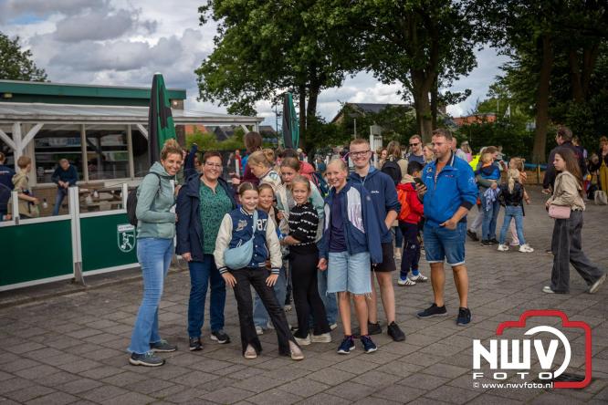 Feestelijke slotavond Avondvierdaagse ’t Harde met muziek, defilé en medailles - &copy; NWVFoto.nl