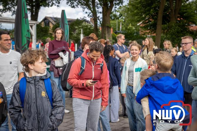 Feestelijke slotavond Avondvierdaagse ’t Harde met muziek, defilé en medailles - &copy; NWVFoto.nl