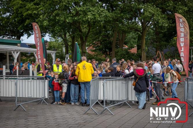 Feestelijke slotavond Avondvierdaagse ’t Harde met muziek, defilé en medailles - &copy; NWVFoto.nl