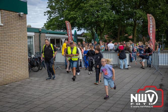 Feestelijke slotavond Avondvierdaagse ’t Harde met muziek, defilé en medailles - &copy; NWVFoto.nl