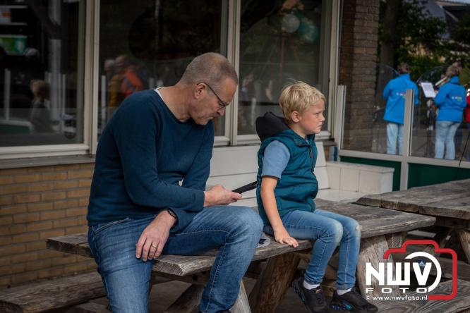 Feestelijke slotavond Avondvierdaagse ’t Harde met muziek, defilé en medailles - &copy; NWVFoto.nl