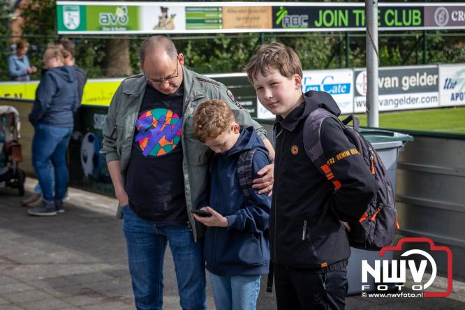 Feestelijke slotavond Avondvierdaagse ’t Harde met muziek, defilé en medailles - &copy; NWVFoto.nl