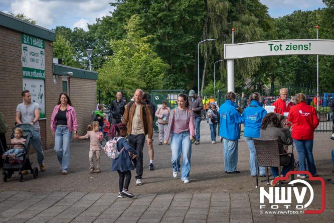 Feestelijke slotavond Avondvierdaagse ’t Harde met muziek, defilé en medailles - &copy; NWVFoto.nl