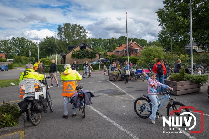 Feestelijke slotavond Avondvierdaagse ’t Harde met muziek, defilé en medailles - &copy; NWVFoto.nl