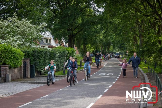 Feestelijke slotavond Avondvierdaagse ’t Harde met muziek, defilé en medailles - &copy; NWVFoto.nl
