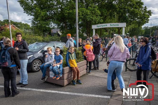 Feestelijke slotavond Avondvierdaagse ’t Harde met muziek, defilé en medailles - &copy; NWVFoto.nl