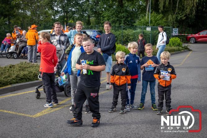 Feestelijke slotavond Avondvierdaagse ’t Harde met muziek, defilé en medailles - &copy; NWVFoto.nl