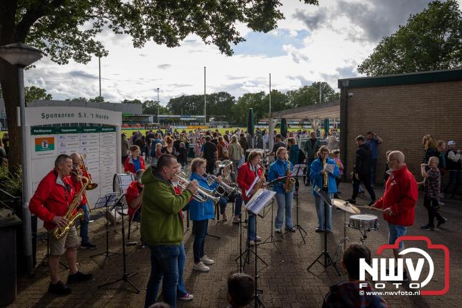 Feestelijke slotavond Avondvierdaagse ’t Harde met muziek, defilé en medailles - &copy; NWVFoto.nl