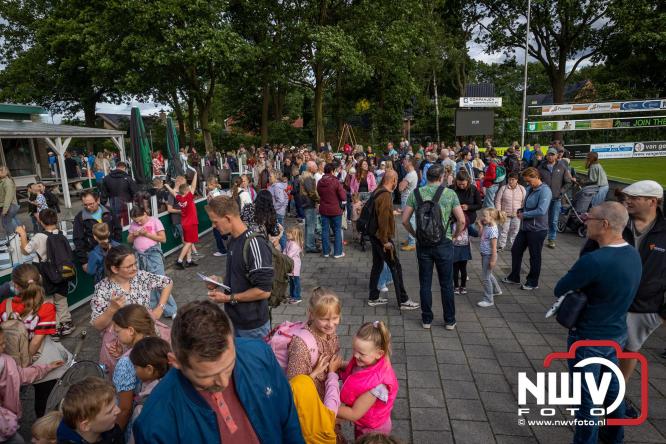 Feestelijke slotavond Avondvierdaagse ’t Harde met muziek, defilé en medailles - &copy; NWVFoto.nl