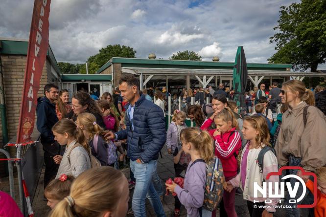 Feestelijke slotavond Avondvierdaagse ’t Harde met muziek, defilé en medailles - &copy; NWVFoto.nl