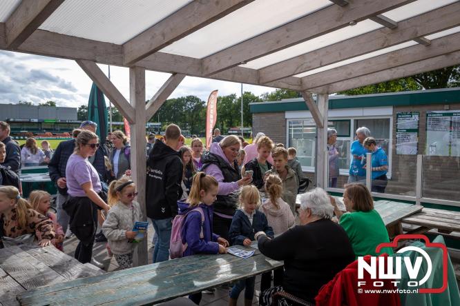 Feestelijke slotavond Avondvierdaagse ’t Harde met muziek, defilé en medailles - &copy; NWVFoto.nl