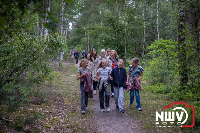 Feestelijke slotavond Avondvierdaagse ’t Harde met muziek, defilé en medailles - &copy; NWVFoto.nl