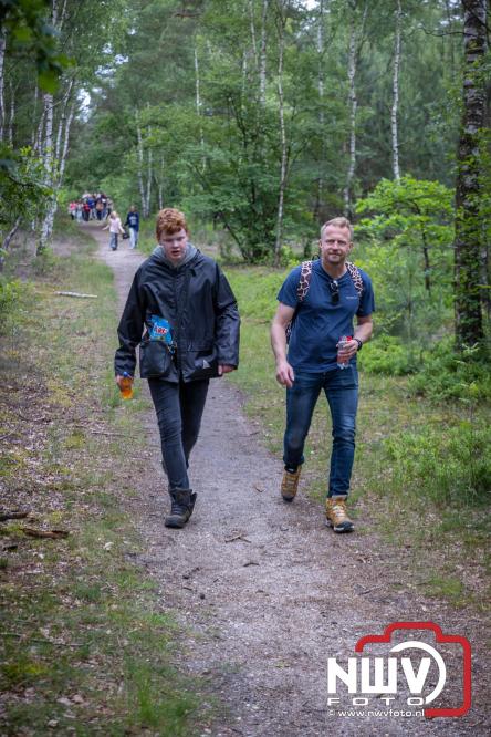 Feestelijke slotavond Avondvierdaagse ’t Harde met muziek, defilé en medailles - &copy; NWVFoto.nl