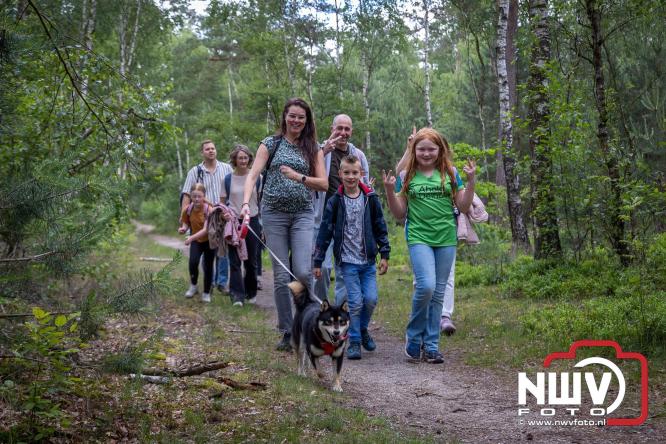 Feestelijke slotavond Avondvierdaagse ’t Harde met muziek, defilé en medailles - &copy; NWVFoto.nl