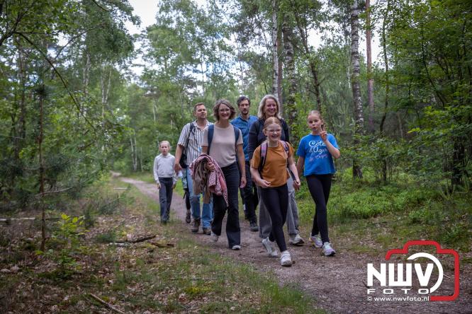 Feestelijke slotavond Avondvierdaagse ’t Harde met muziek, defilé en medailles - &copy; NWVFoto.nl