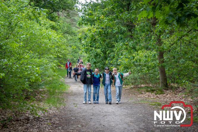 Feestelijke slotavond Avondvierdaagse ’t Harde met muziek, defilé en medailles - &copy; NWVFoto.nl
