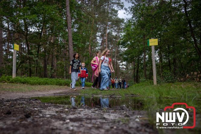 Feestelijke slotavond Avondvierdaagse ’t Harde met muziek, defilé en medailles - &copy; NWVFoto.nl