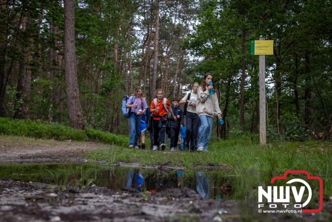 Feestelijke slotavond Avondvierdaagse ’t Harde met muziek, defilé en medailles - &copy; NWVFoto.nl