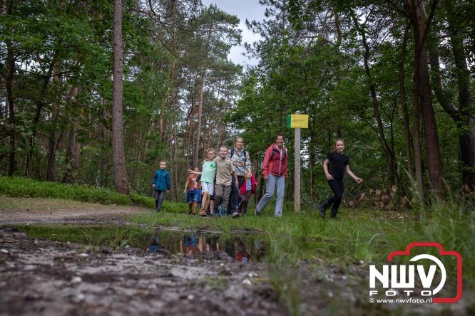 Feestelijke slotavond Avondvierdaagse ’t Harde met muziek, defilé en medailles - &copy; NWVFoto.nl