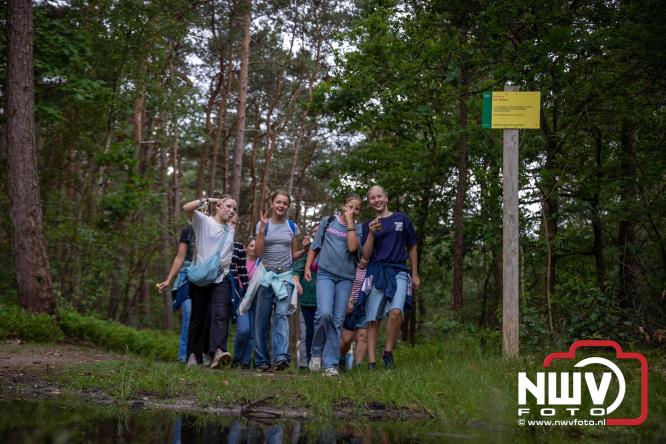 Feestelijke slotavond Avondvierdaagse ’t Harde met muziek, defilé en medailles - &copy; NWVFoto.nl
