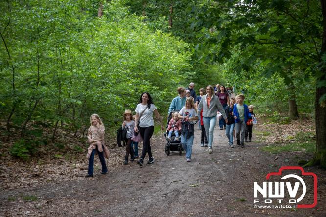 Feestelijke slotavond Avondvierdaagse ’t Harde met muziek, defilé en medailles - &copy; NWVFoto.nl
