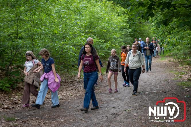 Feestelijke slotavond Avondvierdaagse ’t Harde met muziek, defilé en medailles - &copy; NWVFoto.nl