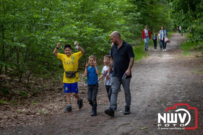 Feestelijke slotavond Avondvierdaagse ’t Harde met muziek, defilé en medailles - &copy; NWVFoto.nl