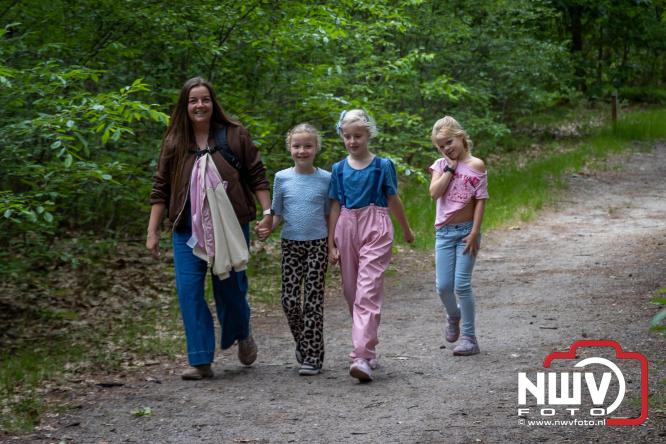 Feestelijke slotavond Avondvierdaagse ’t Harde met muziek, defilé en medailles - &copy; NWVFoto.nl