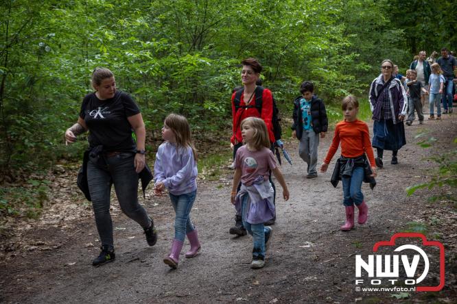 Feestelijke slotavond Avondvierdaagse ’t Harde met muziek, defilé en medailles - &copy; NWVFoto.nl