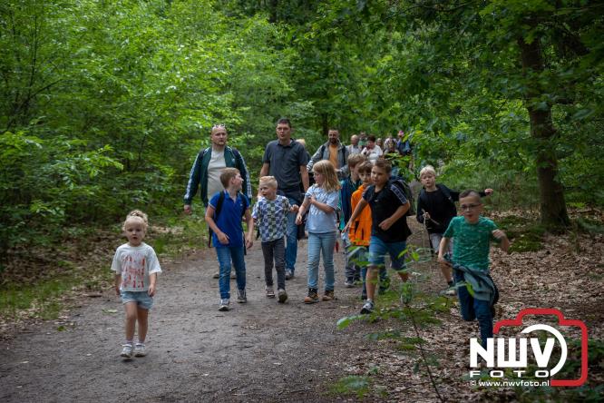 Feestelijke slotavond Avondvierdaagse ’t Harde met muziek, defilé en medailles - &copy; NWVFoto.nl