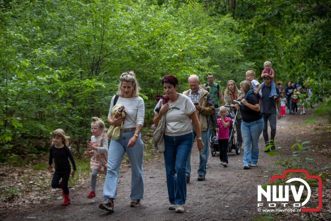 Feestelijke slotavond Avondvierdaagse ’t Harde met muziek, defilé en medailles - &copy; NWVFoto.nl