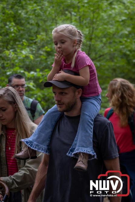 Feestelijke slotavond Avondvierdaagse ’t Harde met muziek, defilé en medailles - &copy; NWVFoto.nl