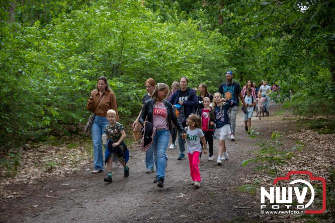 Feestelijke slotavond Avondvierdaagse ’t Harde met muziek, defilé en medailles - &copy; NWVFoto.nl