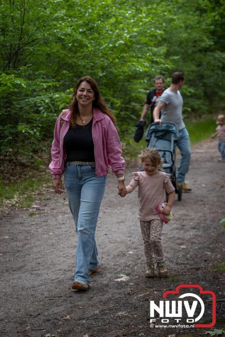 Feestelijke slotavond Avondvierdaagse ’t Harde met muziek, defilé en medailles - &copy; NWVFoto.nl