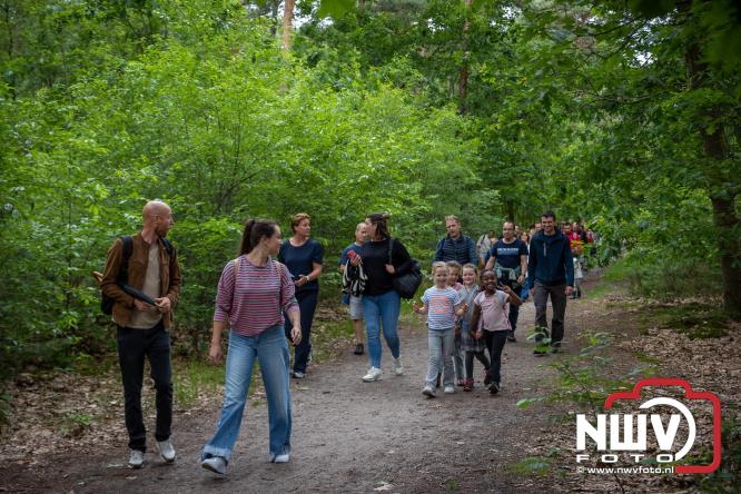 Feestelijke slotavond Avondvierdaagse ’t Harde met muziek, defilé en medailles - &copy; NWVFoto.nl