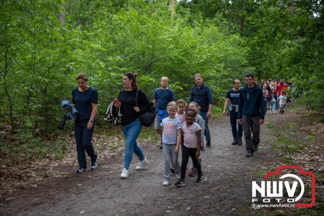 Feestelijke slotavond Avondvierdaagse ’t Harde met muziek, defilé en medailles - &copy; NWVFoto.nl