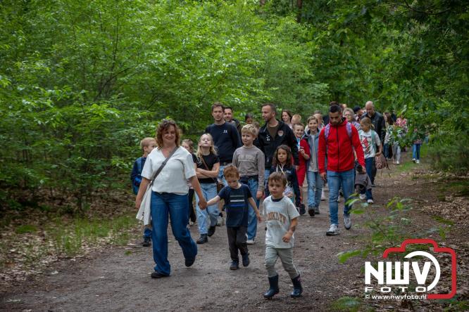 Feestelijke slotavond Avondvierdaagse ’t Harde met muziek, defilé en medailles - &copy; NWVFoto.nl