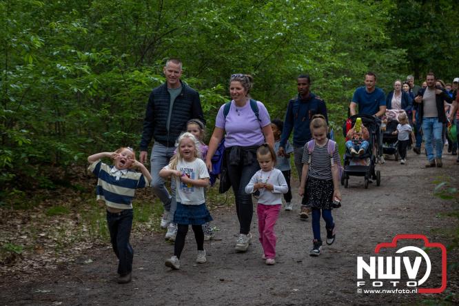 Feestelijke slotavond Avondvierdaagse ’t Harde met muziek, defilé en medailles - &copy; NWVFoto.nl