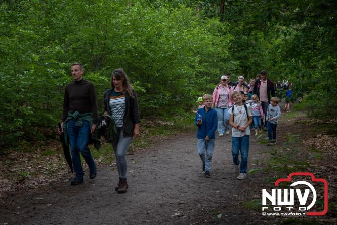 Feestelijke slotavond Avondvierdaagse ’t Harde met muziek, defilé en medailles - &copy; NWVFoto.nl