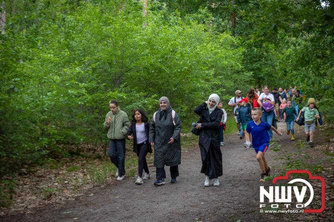 Feestelijke slotavond Avondvierdaagse ’t Harde met muziek, defilé en medailles - &copy; NWVFoto.nl