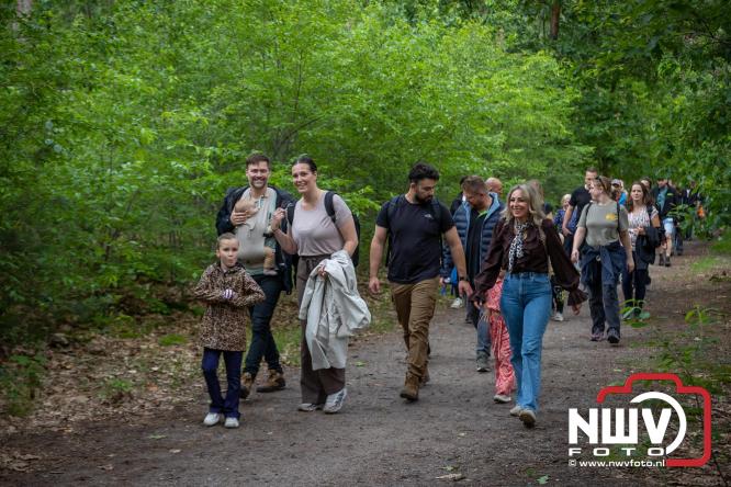 Feestelijke slotavond Avondvierdaagse ’t Harde met muziek, defilé en medailles - &copy; NWVFoto.nl