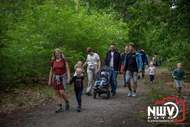 Feestelijke slotavond Avondvierdaagse ’t Harde met muziek, defilé en medailles - &copy; NWVFoto.nl
