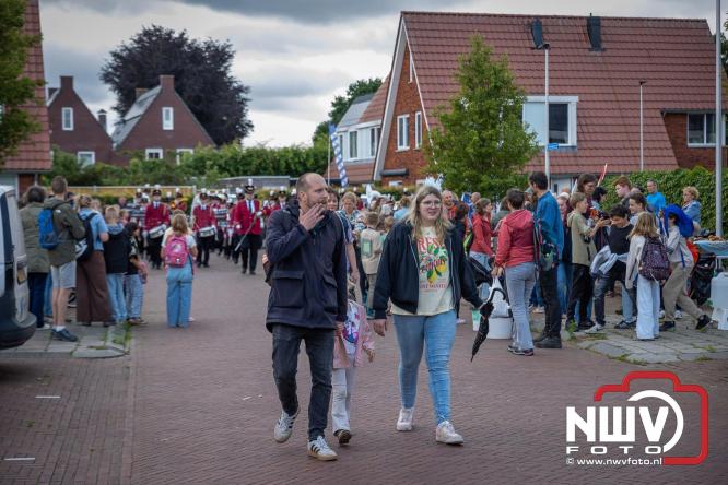 Feestelijke slotavond Avondvierdaagse ’t Harde met muziek, defilé en medailles - &copy; NWVFoto.nl