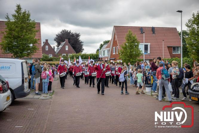 Feestelijke slotavond Avondvierdaagse ’t Harde met muziek, defilé en medailles - &copy; NWVFoto.nl