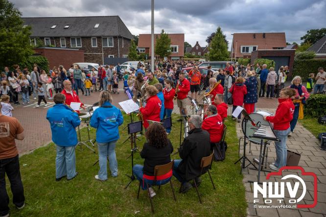 Feestelijke slotavond Avondvierdaagse ’t Harde met muziek, defilé en medailles - &copy; NWVFoto.nl