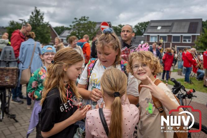 Feestelijke slotavond Avondvierdaagse ’t Harde met muziek, defilé en medailles - &copy; NWVFoto.nl