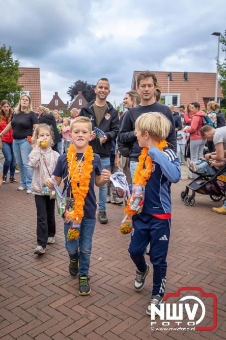 Feestelijke slotavond Avondvierdaagse ’t Harde met muziek, defilé en medailles - &copy; NWVFoto.nl