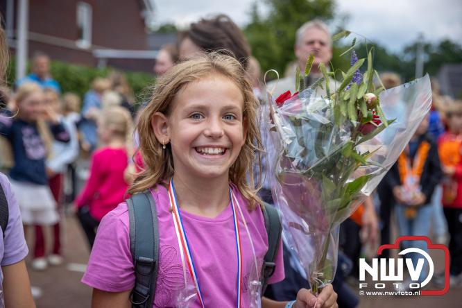 Feestelijke slotavond Avondvierdaagse ’t Harde met muziek, defilé en medailles - &copy; NWVFoto.nl