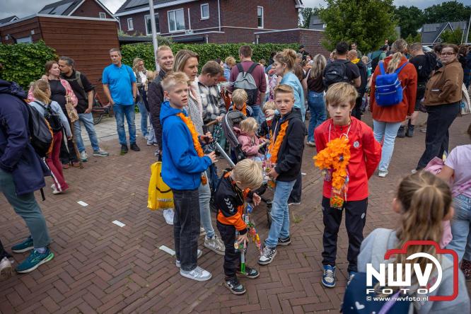 Feestelijke slotavond Avondvierdaagse ’t Harde met muziek, defilé en medailles - &copy; NWVFoto.nl
