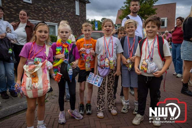 Feestelijke slotavond Avondvierdaagse ’t Harde met muziek, defilé en medailles - &copy; NWVFoto.nl
